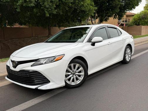 White 2018 Toyota Camry LE
