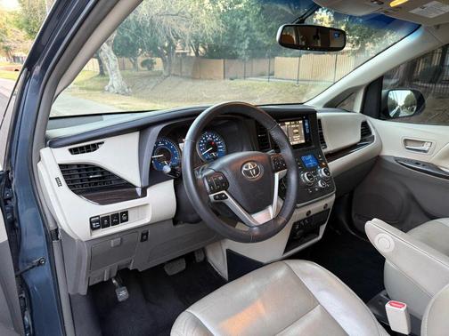 2017 Toyota Sienna XLE