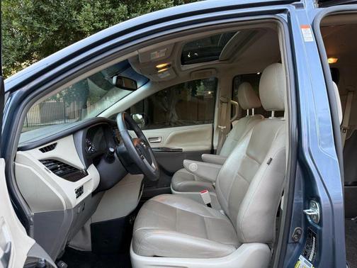 2017 Toyota Sienna XLE