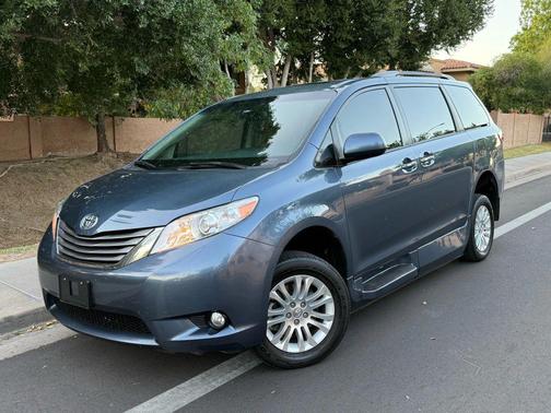 2017 Toyota Sienna XLE