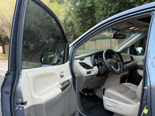 2017 Toyota Sienna XLE