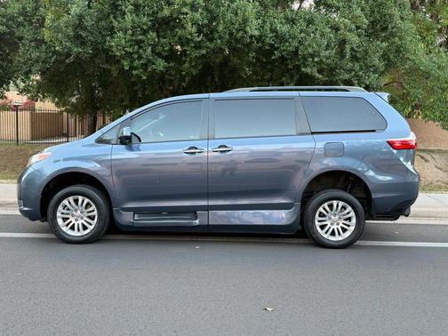 2017 Toyota Sienna XLE