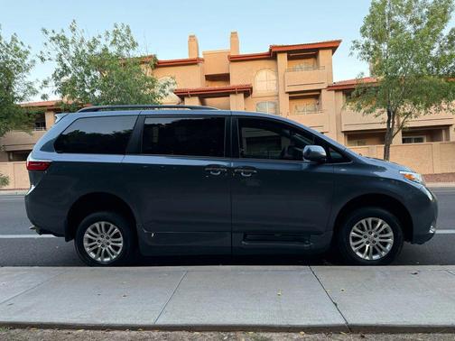 2017 Toyota Sienna XLE