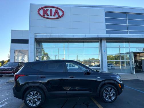 Fusion Black 2026 Kia Seltos LX