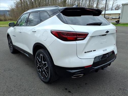 Iridescent Pearl Tricoat 2024 Chevrolet Blazer RS