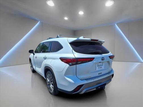 2022 Toyota Highlander Hybrid Platinum
