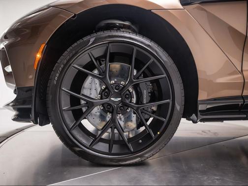 2025 Aston Martin DBX 707