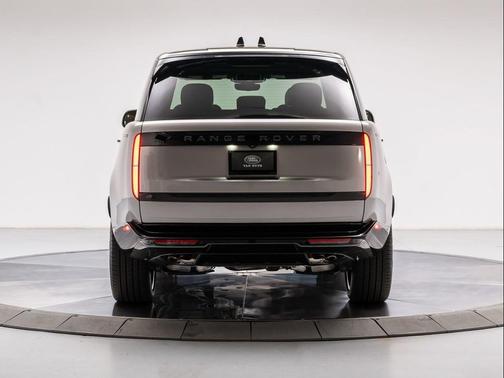 FLUX SILVER IN GLOSS FINISH 2026 Land Rover Range Rover P530 SE