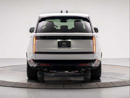 Fuji White 2026 Land Rover Range Rover P550e SE