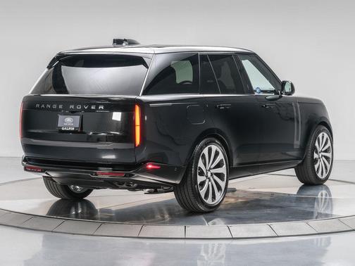 2025 Land Rover Range Rover P530 SE