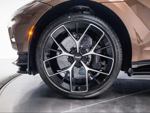 Bronze 2026 Aston Martin DBX 707