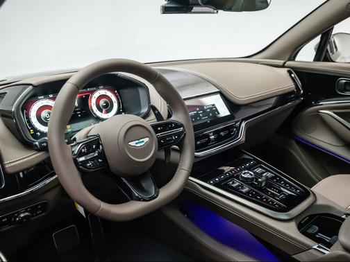 Bronze 2026 Aston Martin DBX 707