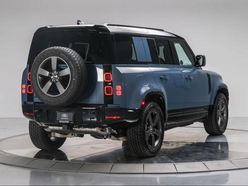 2025 Land Rover Defender P400 X-Dynamic SE