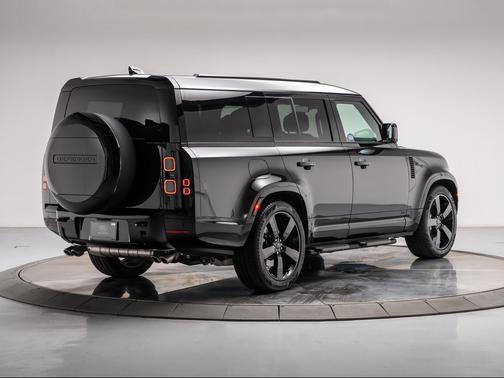 SANTORINI BLACK 2026 Land Rover Defender V8