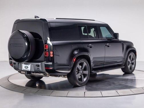 2024 Land Rover Defender 130 P400 Outbound