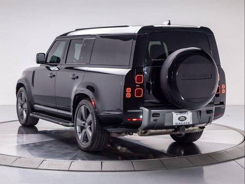 2024 Land Rover Defender 130 P400 Outbound