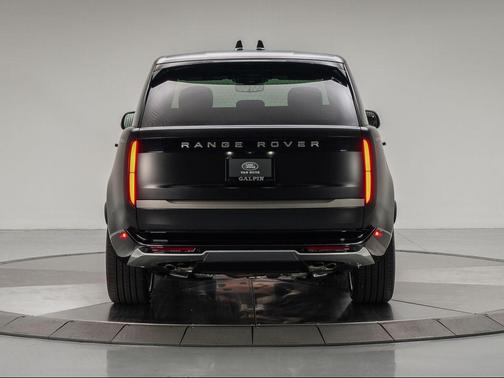 2025 Land Rover Range Rover P530 SE