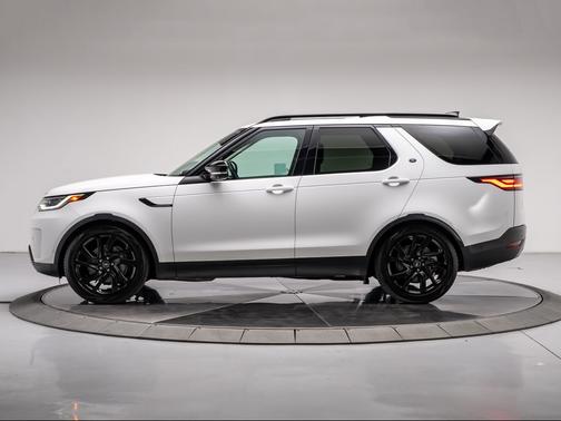 Fuji White 2024 Land Rover Discovery P300 S