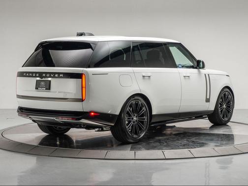 2025 Land Rover Range Rover P530 SE 7 Seat