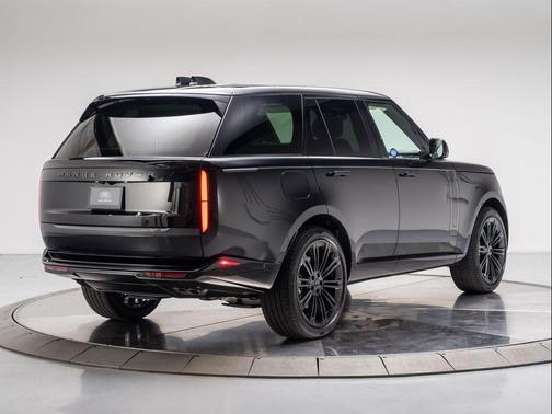 2026 Land Rover Range Rover P530 SE