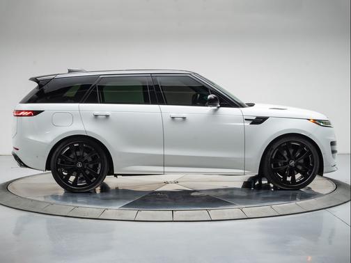 FUIJI WHITE 2025 Land Rover Range Rover Sport SE