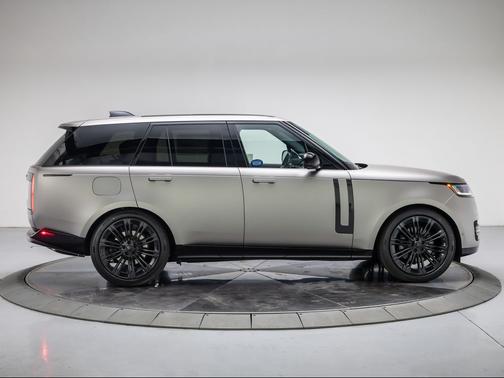 FLUX SILVER IN SATIN FINISH 2026 Land Rover Range Rover P530 SE