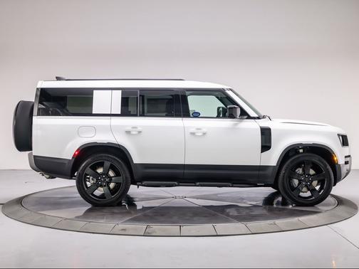 FUGI WHITE 2026 Land Rover Defender P300 S