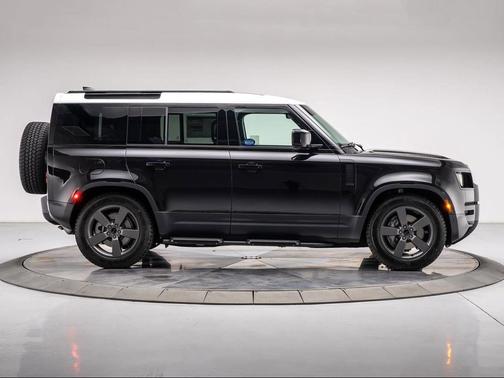 SANTORINI BLACK 2026 Land Rover Defender P300 S