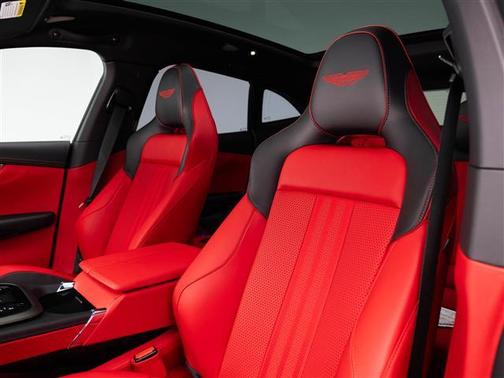 2025 Aston Martin DBX 707