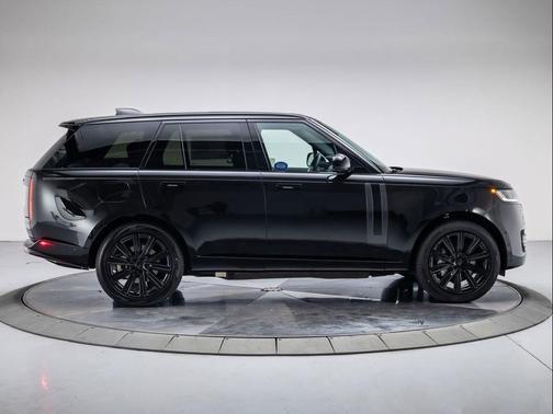 SANTORINI BLACK 2026 Land Rover Range Rover P550e SE