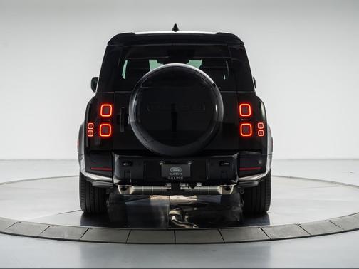 SANTORINI BLACK 2026 Land Rover Defender P400 X-Dynamic SE