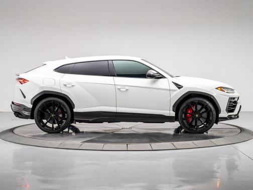 2022 Lamborghini Urus Base