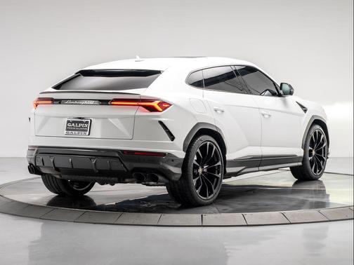2022 Lamborghini Urus Base