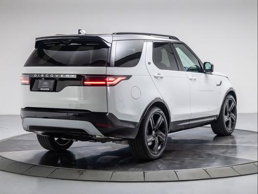 Fuji White 2026 Land Rover Discovery GEMINI EDITION