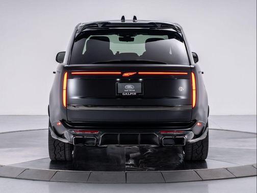 2025 Land Rover Range Rover P615 SV
