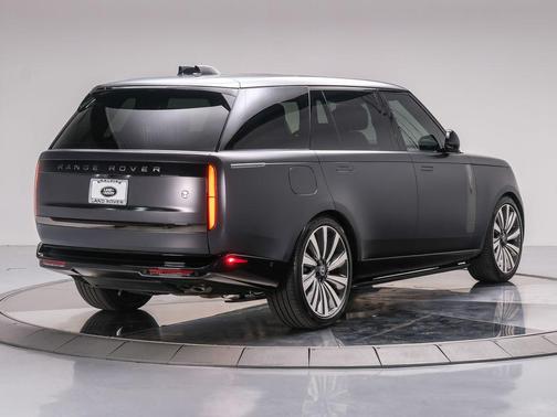 2025 Land Rover Range Rover P615 SV