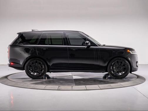 Santorini Black Metallic 2023 Land Rover Range Rover P400 SE