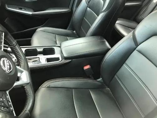 Aspen White Tricoat/Super Black 2024 Nissan Sentra SR