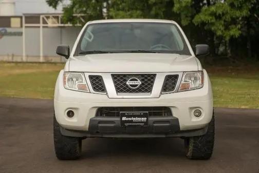 Glacier White 2019 Nissan Frontier Desert Runner