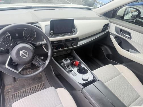 Pearl White Tricoat 2023 Nissan Rogue SV