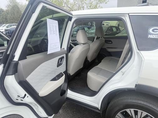 Pearl White Tricoat 2023 Nissan Rogue SV