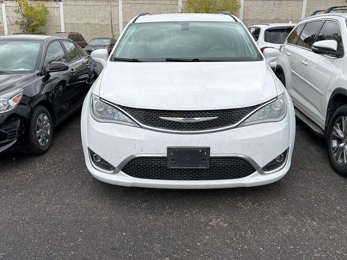 Bright White Clearcoat 2017 Chrysler Pacifica Touring-L