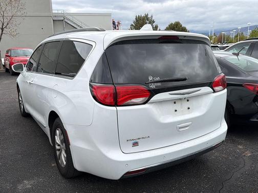 Bright White Clearcoat 2017 Chrysler Pacifica Touring-L