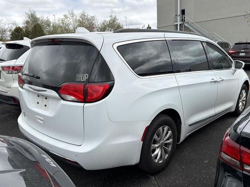 Bright White Clearcoat 2017 Chrysler Pacifica Touring-L