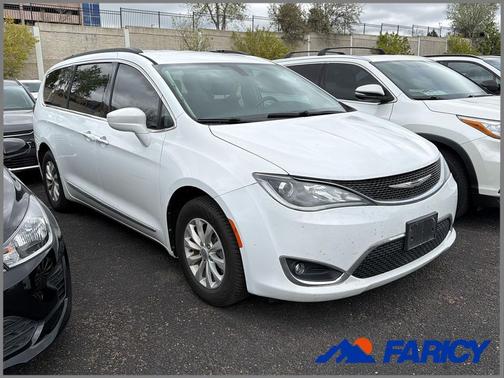 Bright White Clearcoat 2017 Chrysler Pacifica Touring-L