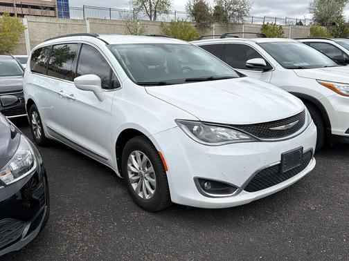 Bright White Clearcoat 2017 Chrysler Pacifica Touring-L