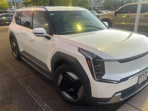 Snow White Pearl 2024 Kia EV9 Wind