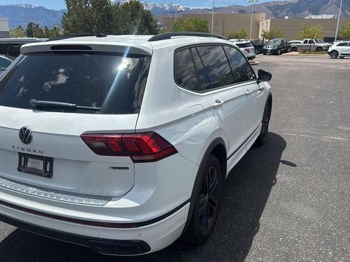 Oryx White Pearl 2022 Volkswagen Tiguan 2.0T SE R-Line Black 4MOTION