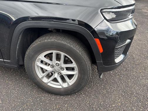 Diamond Black Crystal Pearlcoat 2023 Jeep Grand Cherokee Laredo