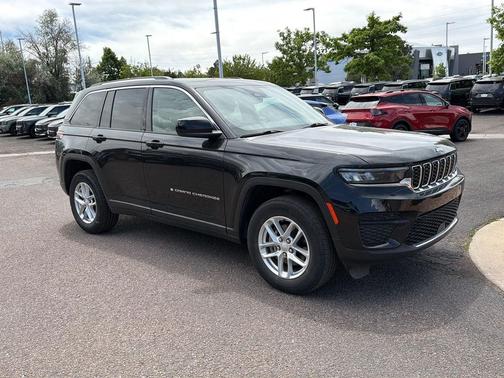 Diamond Black Crystal Pearlcoat 2023 Jeep Grand Cherokee Laredo